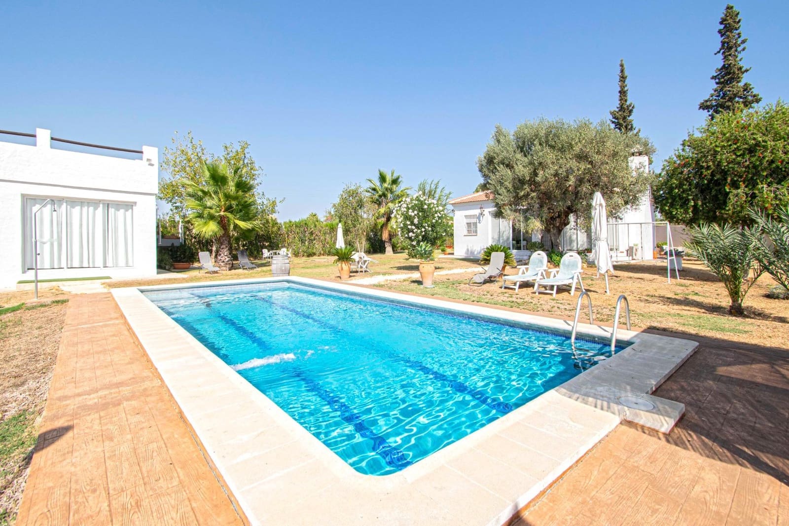 5 bedroom Villa for sale in Sanlucar la Mayor with pool - € 414,520 (Ref: 9317893)