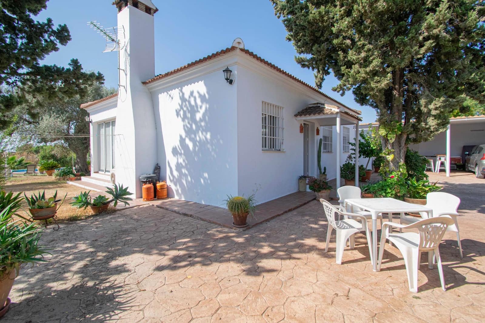 5 bedroom Villa for sale in Sanlucar la Mayor with pool - € 414,520 (Ref: 9317893)