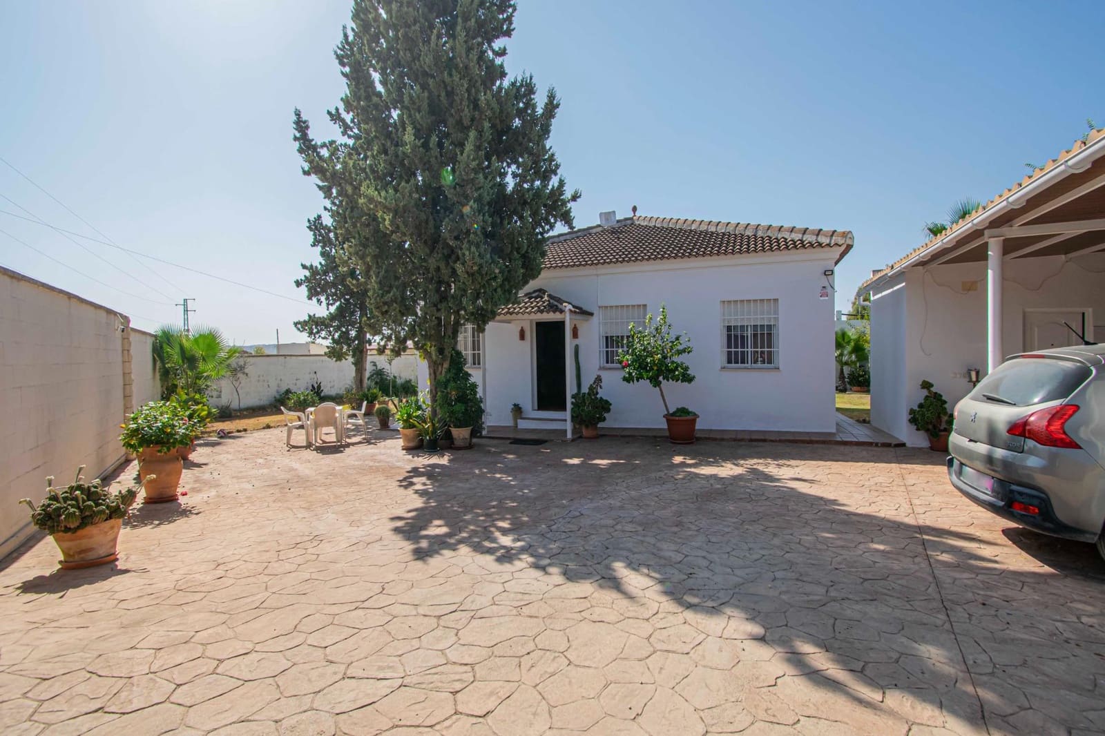 5 bedroom Villa for sale in Sanlucar la Mayor with pool - € 414,520 (Ref: 9317893)