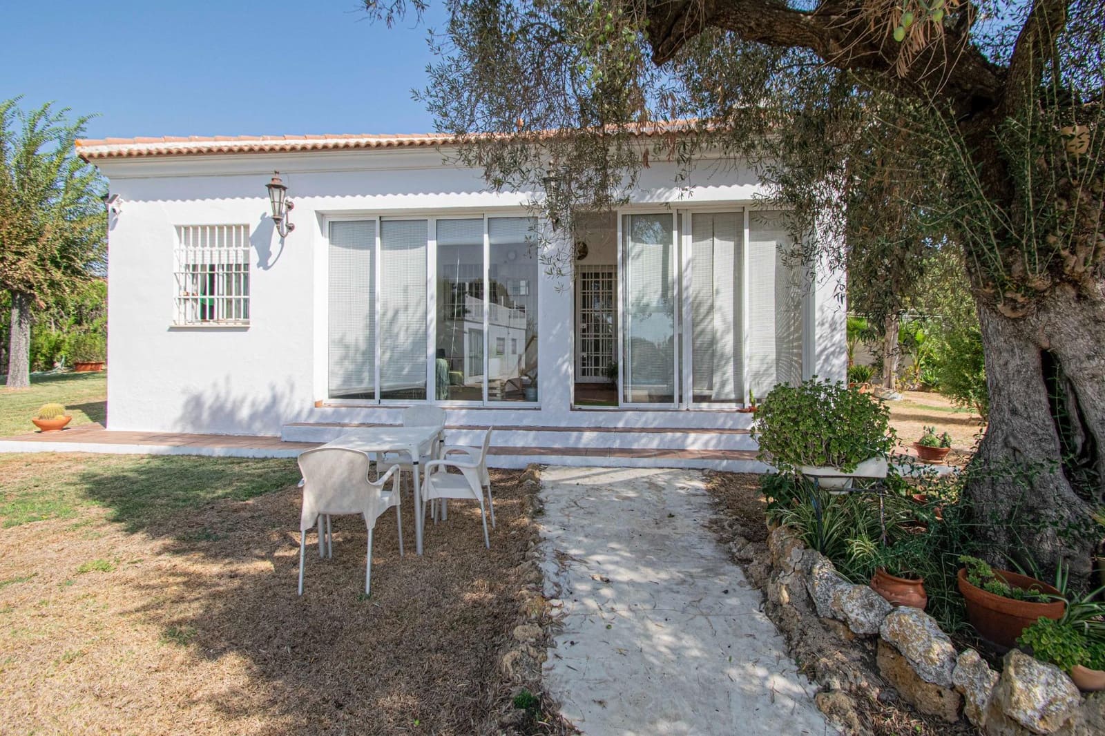 5 bedroom Villa for sale in Sanlucar la Mayor with pool - € 414,520 (Ref: 9317893)
