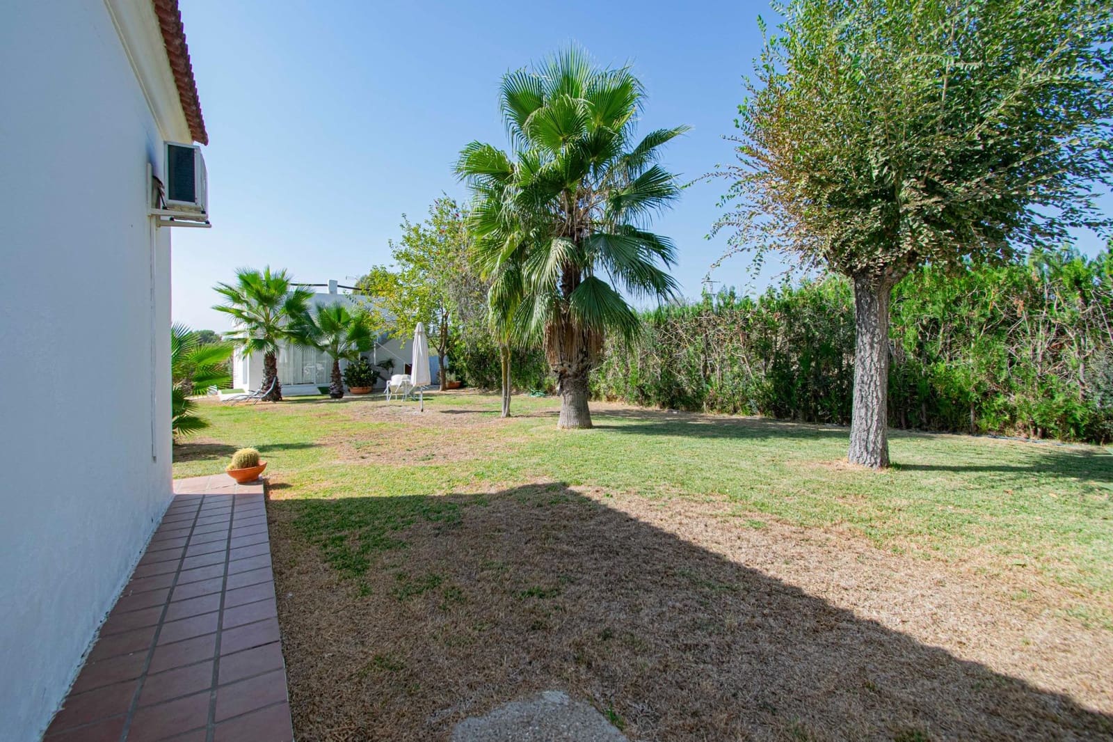 5 bedroom Villa for sale in Sanlucar la Mayor with pool - € 414,520 (Ref: 9317893)