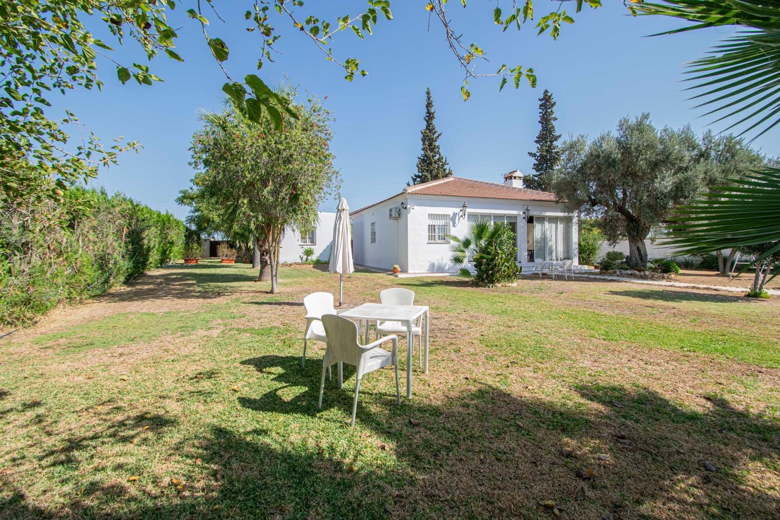 5 bedroom Villa for sale in Sanlucar la Mayor with pool - € 414,520 (Ref: 9317893)