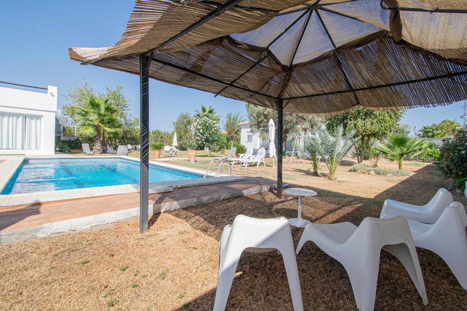 5 bedroom Villa for sale in Sanlucar la Mayor with pool - € 414,520 (Ref: 9317893)