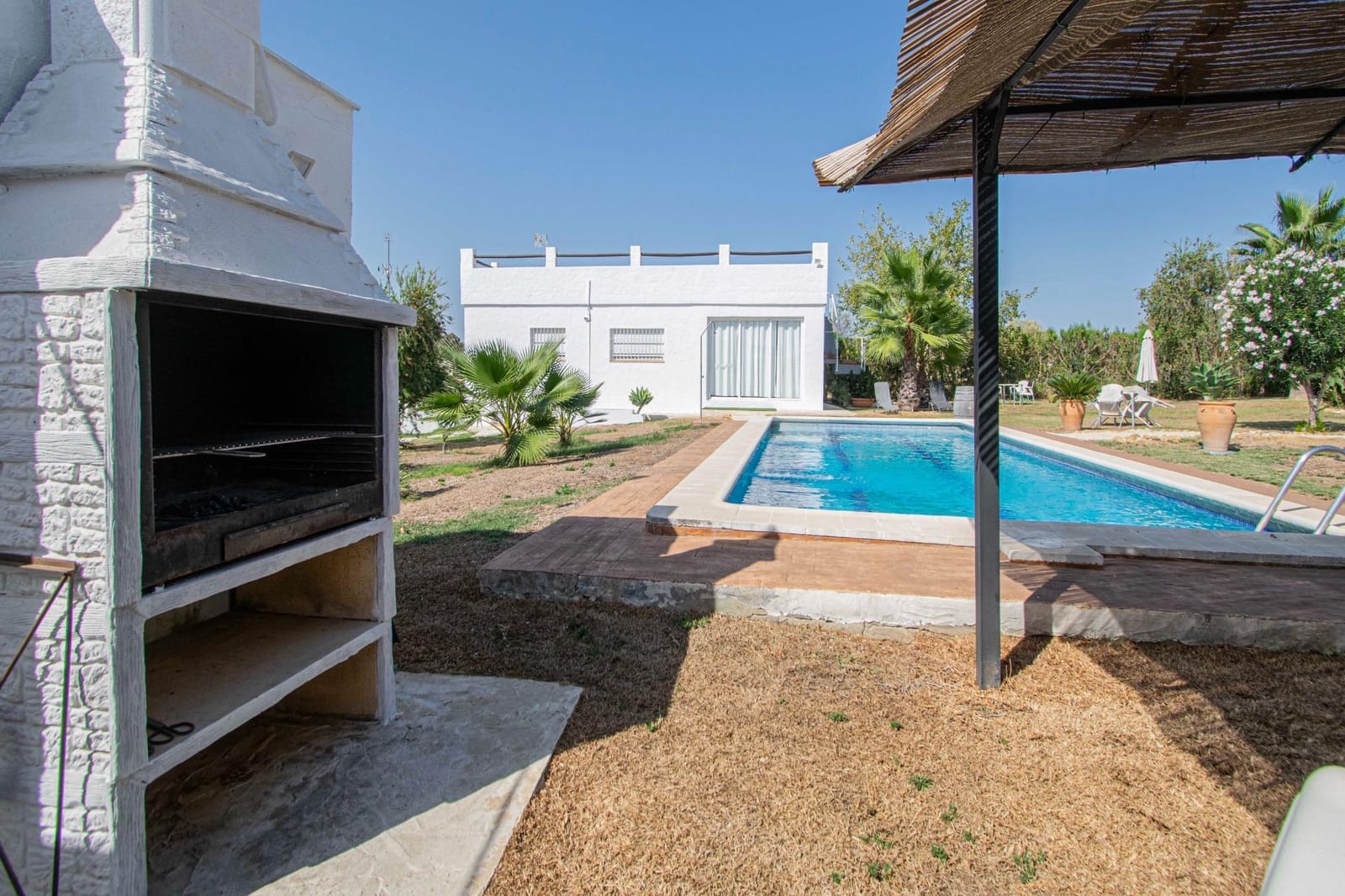 5 bedroom Villa for sale in Sanlucar la Mayor with pool - € 414,520 (Ref: 9317893)