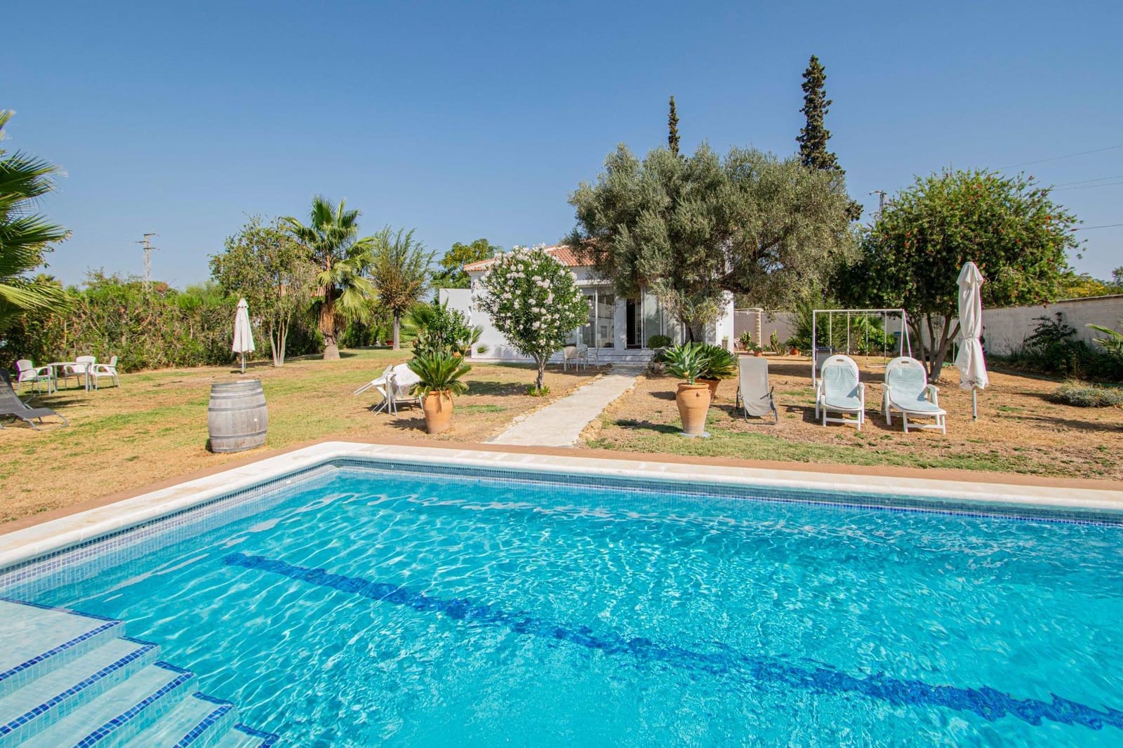 5 bedroom Villa for sale in Sanlucar la Mayor with pool - € 414,520 (Ref: 9317893)