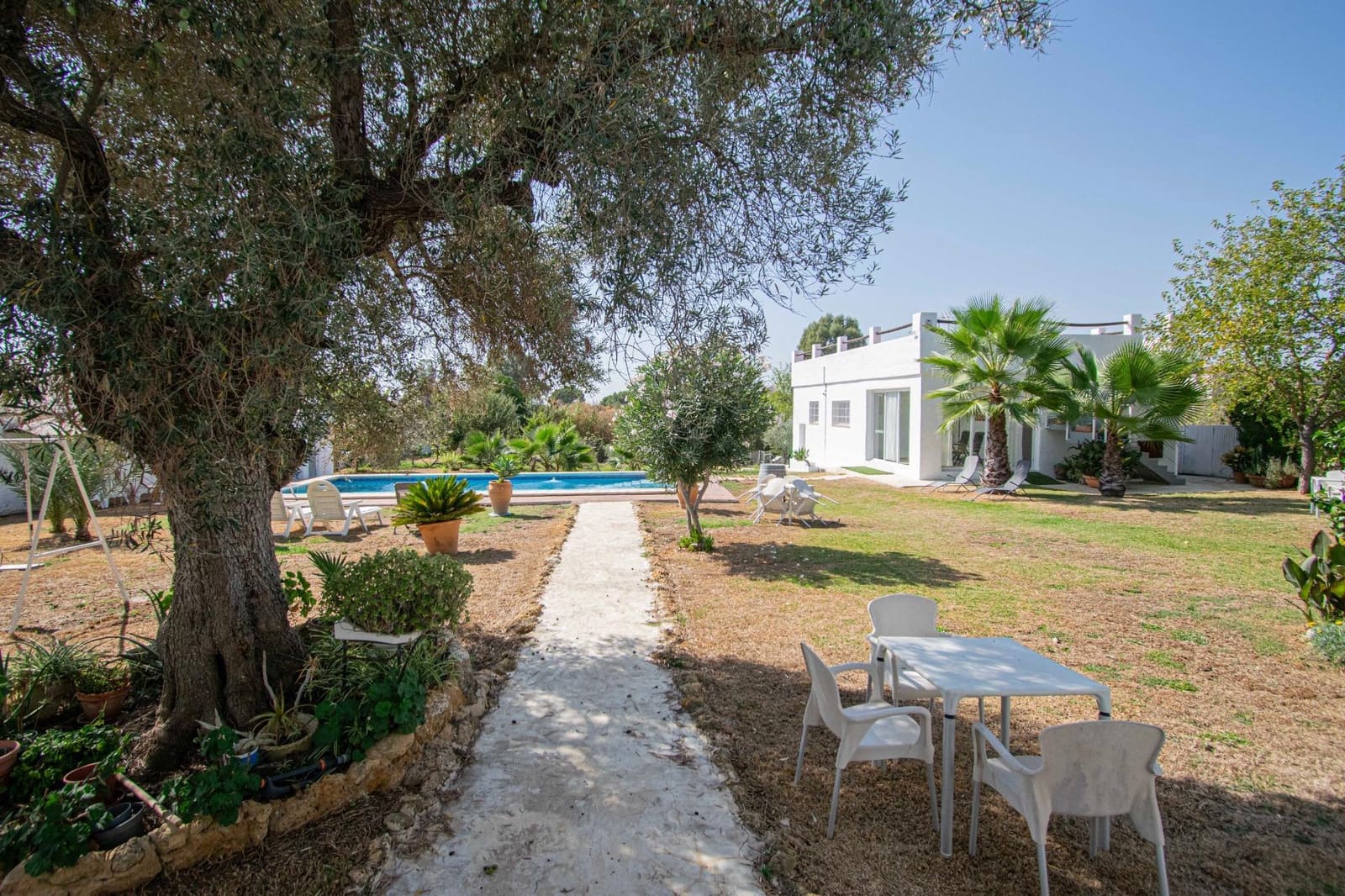 5 bedroom Villa for sale in Sanlucar la Mayor with pool - € 414,520 (Ref: 9317893)