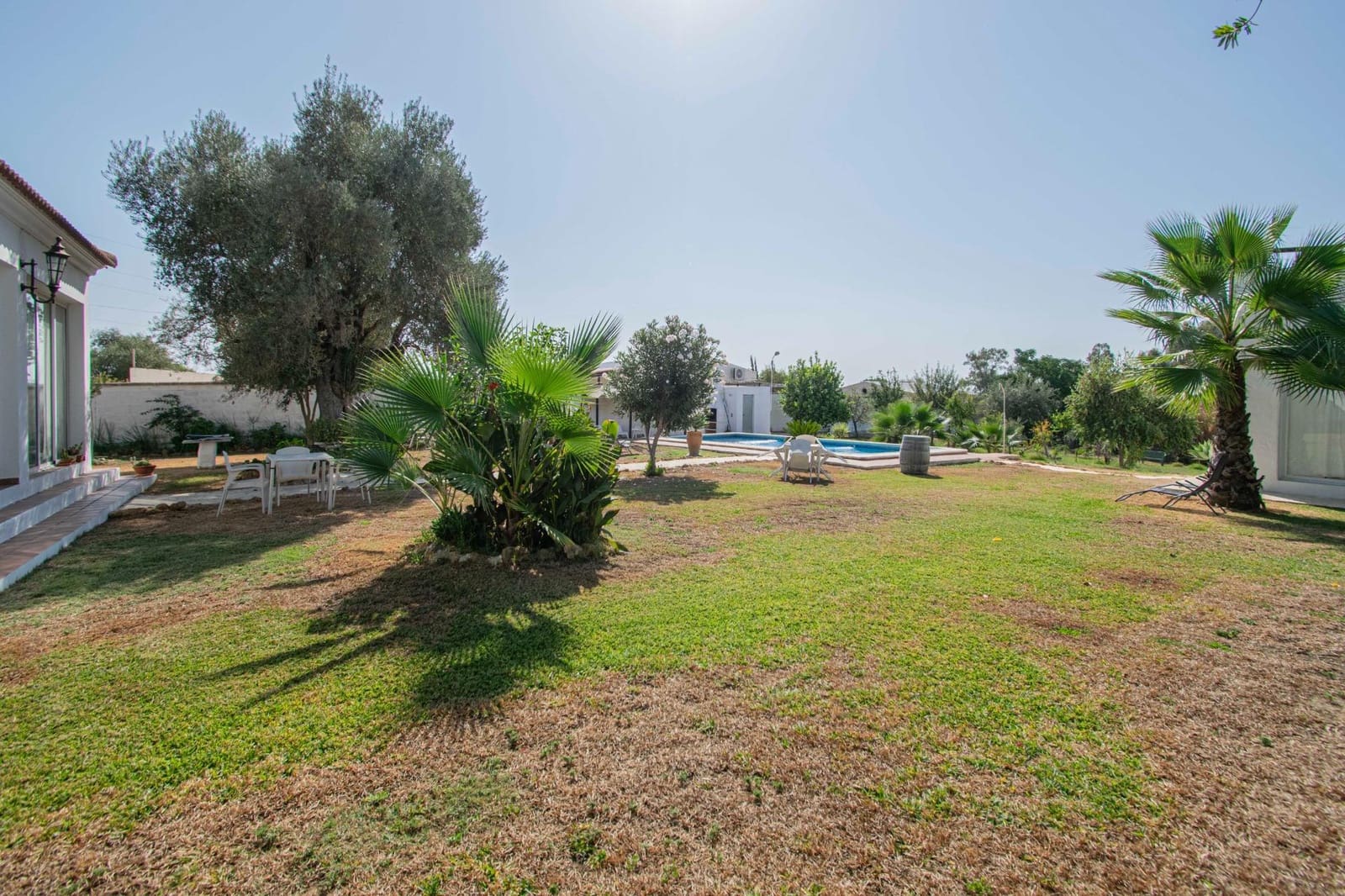 5 bedroom Villa for sale in Sanlucar la Mayor with pool - € 414,520 (Ref: 9317893)