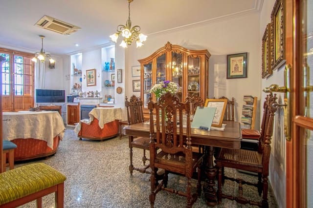 5 bedroom Townhouse for sale in San Julián, Seville city with garage - € 766,300 (Ref: 9317896)