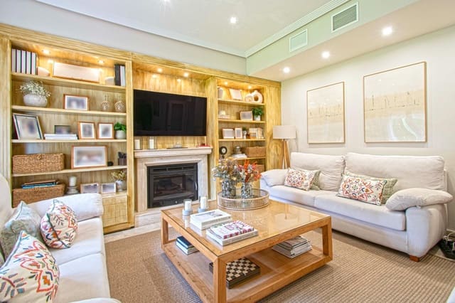 7 slaapkamer Villa te koop in Montequinto, Dos Hermanas met zwembad garage - € 880.000 (Ref: 9359666)