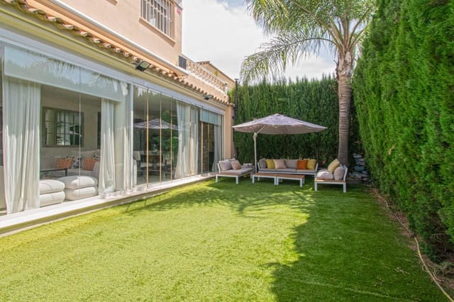 7 slaapkamer Villa te koop in Montequinto, Dos Hermanas met zwembad garage - € 880.000 (Ref: 9359666)