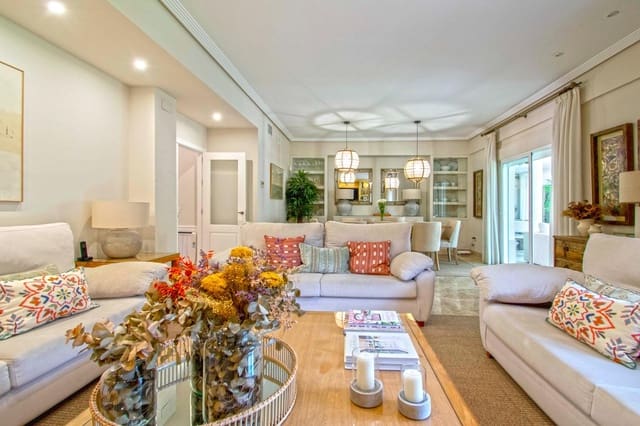 7 slaapkamer Villa te koop in Montequinto, Dos Hermanas met zwembad garage - € 880.000 (Ref: 9359666)