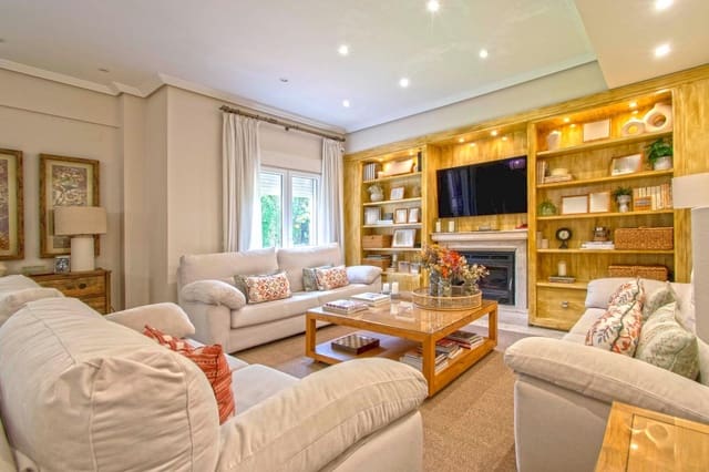 7 slaapkamer Villa te koop in Montequinto, Dos Hermanas met zwembad garage - € 880.000 (Ref: 9359666)