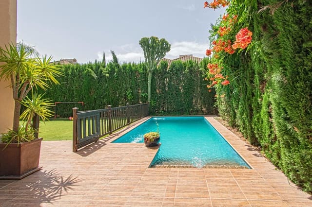 7 slaapkamer Villa te koop in Montequinto, Dos Hermanas met zwembad garage - € 880.000 (Ref: 9359666)