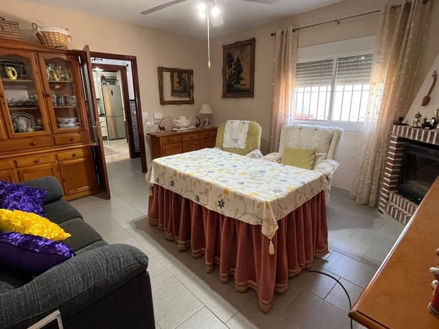 4 bedroom Townhouse for sale in Casas de Reina with garage - € 127,000 (Ref: 9359667)