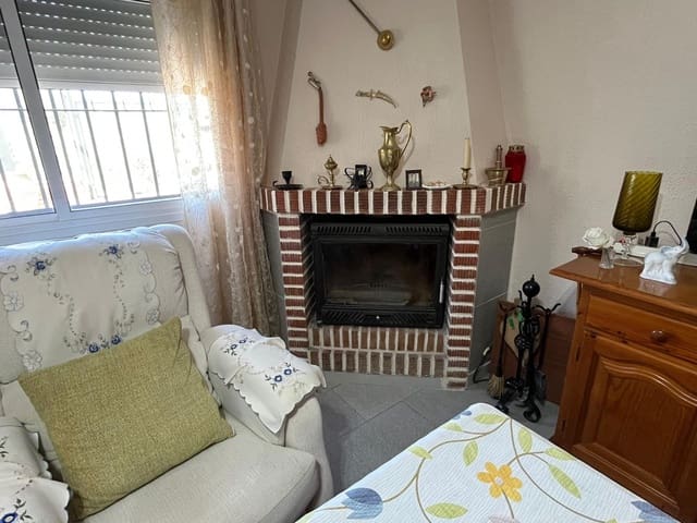 4 bedroom Townhouse for sale in Casas de Reina with garage - € 127,000 (Ref: 9359667)