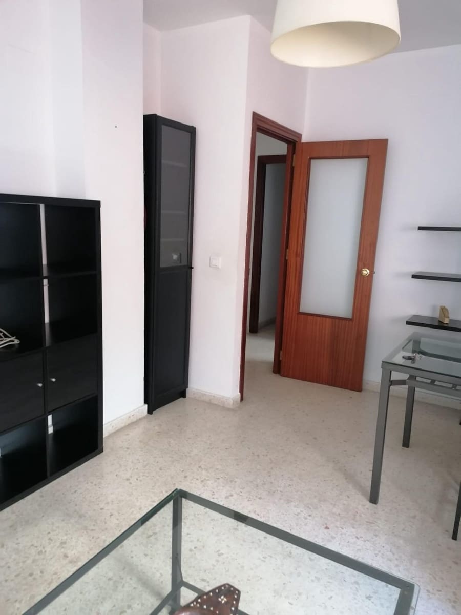 3 sypialnia Mieszkanie do wynajęcia w Miasto Sewilla z garażem - 850 € (Ref: 9367619)