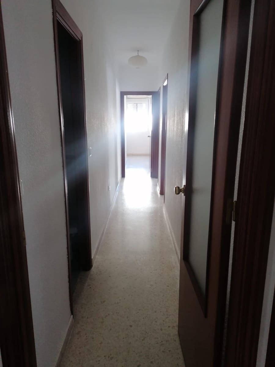 3 sypialnia Mieszkanie do wynajęcia w Miasto Sewilla z garażem - 850 € (Ref: 9367619)