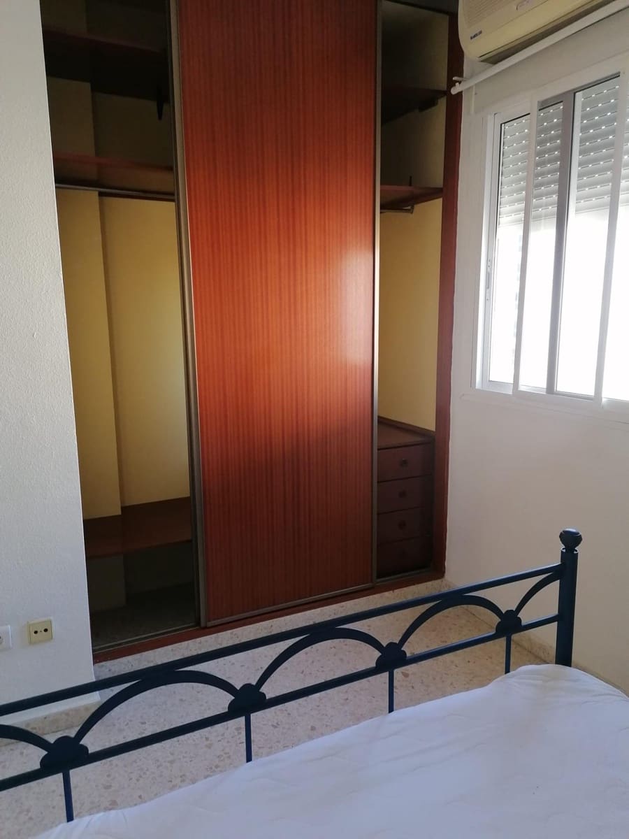 3 sypialnia Mieszkanie do wynajęcia w Miasto Sewilla z garażem - 850 € (Ref: 9367619)