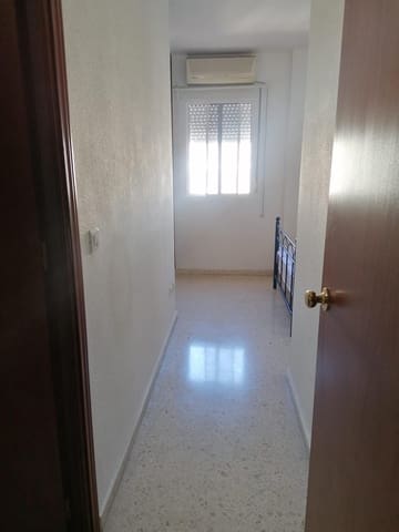 3 soveværelse Lejlighed til leje i Sevilla by med garage - € 850 (Ref: 9367619)