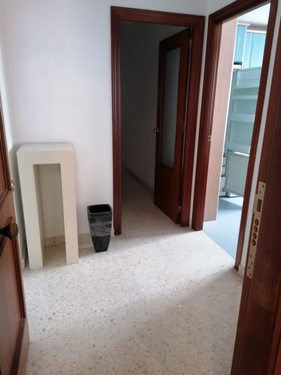 3 sypialnia Mieszkanie do wynajęcia w Miasto Sewilla z garażem - 850 € (Ref: 9367619)