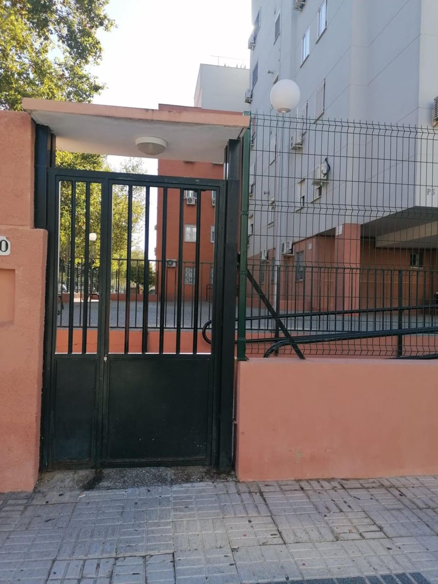 3 sypialnia Mieszkanie do wynajęcia w Miasto Sewilla z garażem - 850 € (Ref: 9367619)