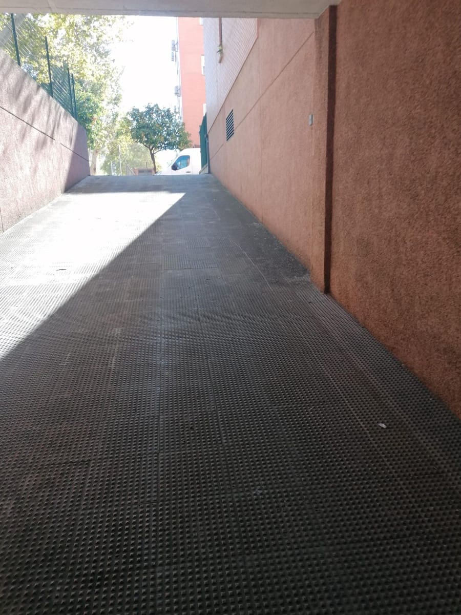 3 sypialnia Mieszkanie do wynajęcia w Miasto Sewilla z garażem - 850 € (Ref: 9367619)