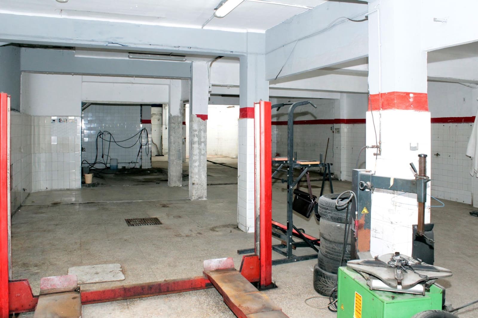 Komercyjne do wynajęcia w Miasto Sewilla z garażem - 2 200 € (Ref: 9374202)