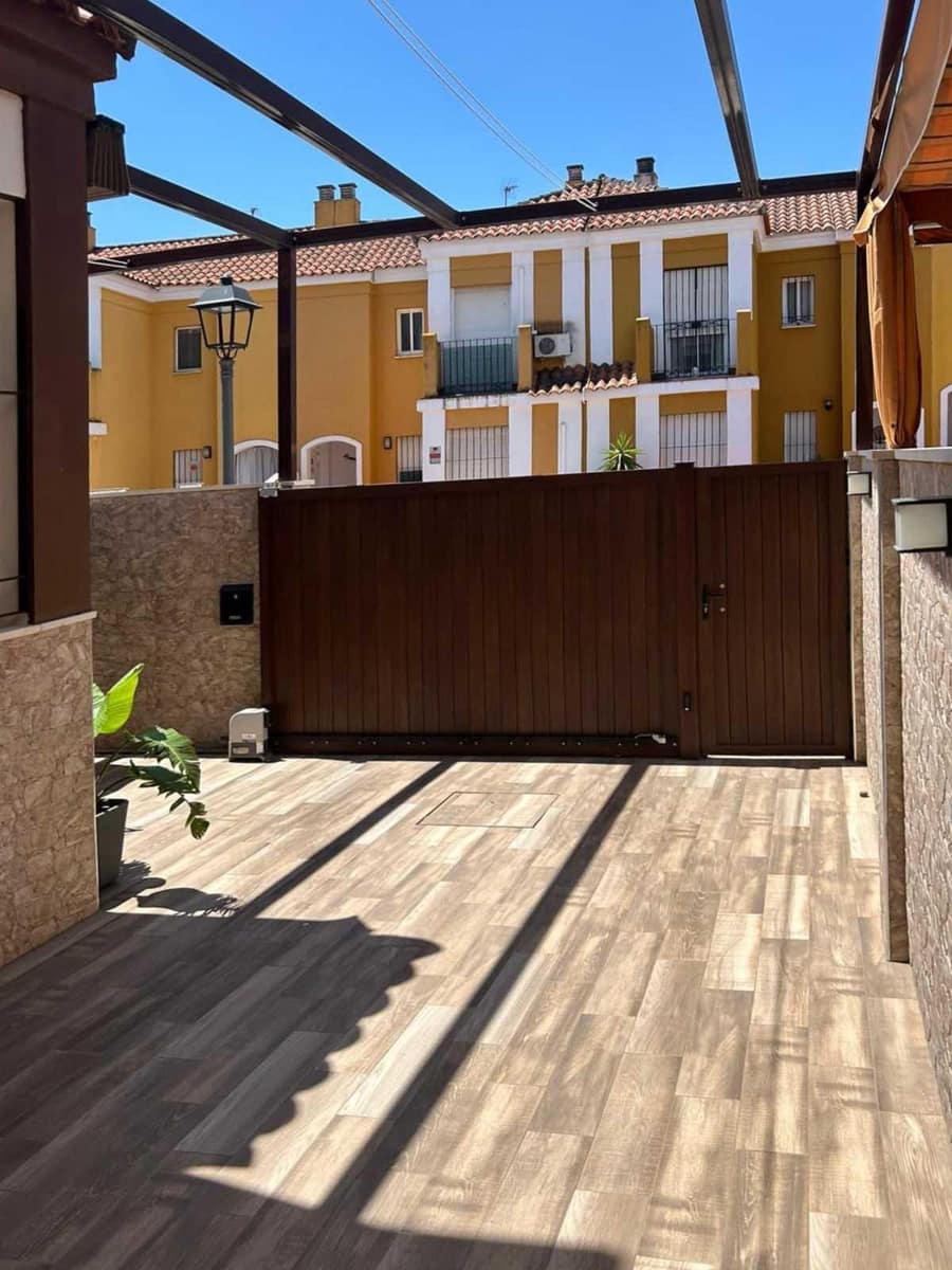 5 slaapkamer Rijtjeshuis te koop in Castilleja de la Cuesta - € 299.500 (Ref: 9374203)