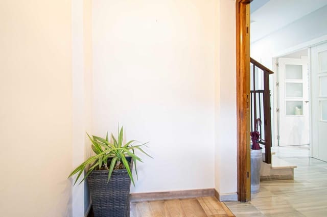 5 sypialnia Dom szeregowy na sprzedaż w Castilleja de la Cuesta - 299 500 € (Ref: 9374203)