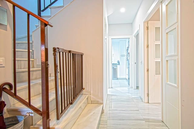 5 sypialnia Dom szeregowy na sprzedaż w Castilleja de la Cuesta - 299 500 € (Ref: 9374203)