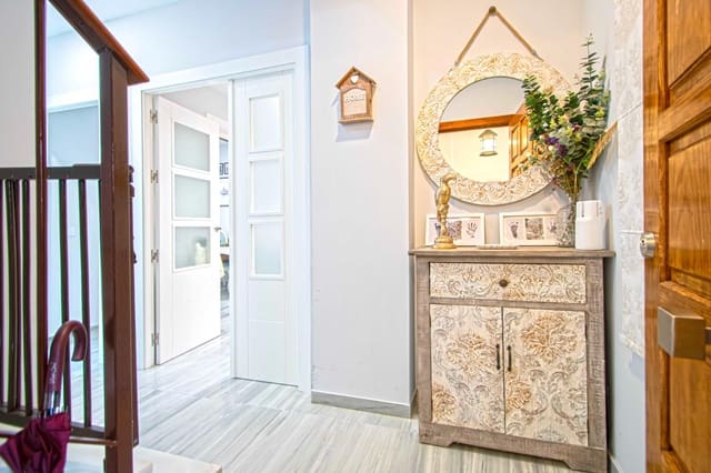 5 sypialnia Dom szeregowy na sprzedaż w Castilleja de la Cuesta - 299 500 € (Ref: 9374203)