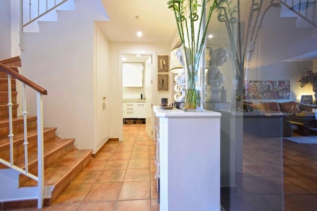 5 sypialnia Dom blizniak na sprzedaż w Las Pajanosas, Guillena z basenem - 299 000 € (Ref: 9401160)