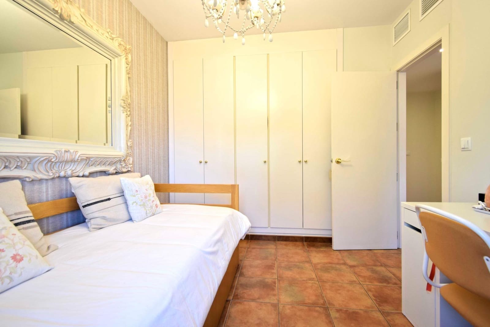 5 sypialnia Dom blizniak na sprzedaż w Las Pajanosas z basenem garażem - 299 000 € (Ref: 9401160)