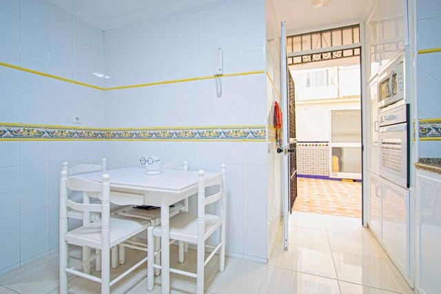 4 soveværelse Lejlighed til salg i Sevilla by med swimmingpool - € 298.000 (Ref: 9416019)