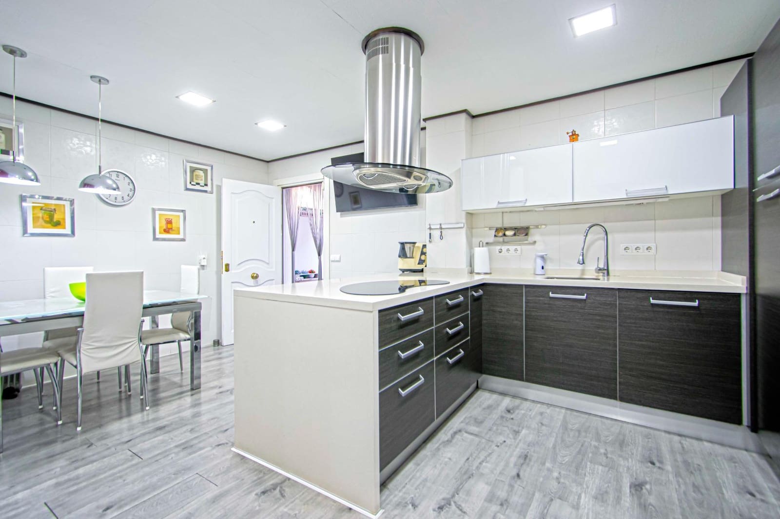 4 soveværelse Villa til salg i Espartinas med swimmingpool - € 414.520 (Ref: 9424025)