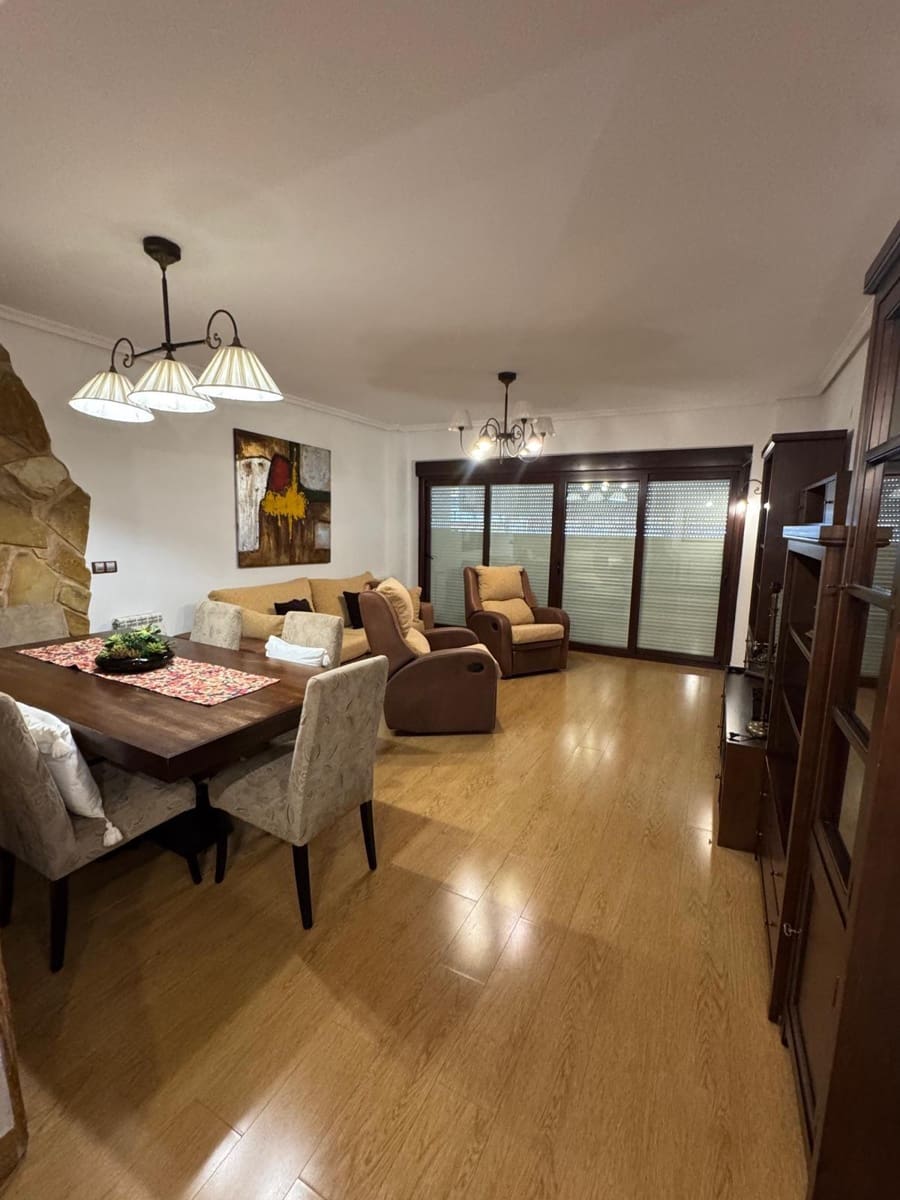 3 soveværelse Penthouse til leje i Sevilla by med swimmingpool garage - € 1.700 (Ref: 9427289)