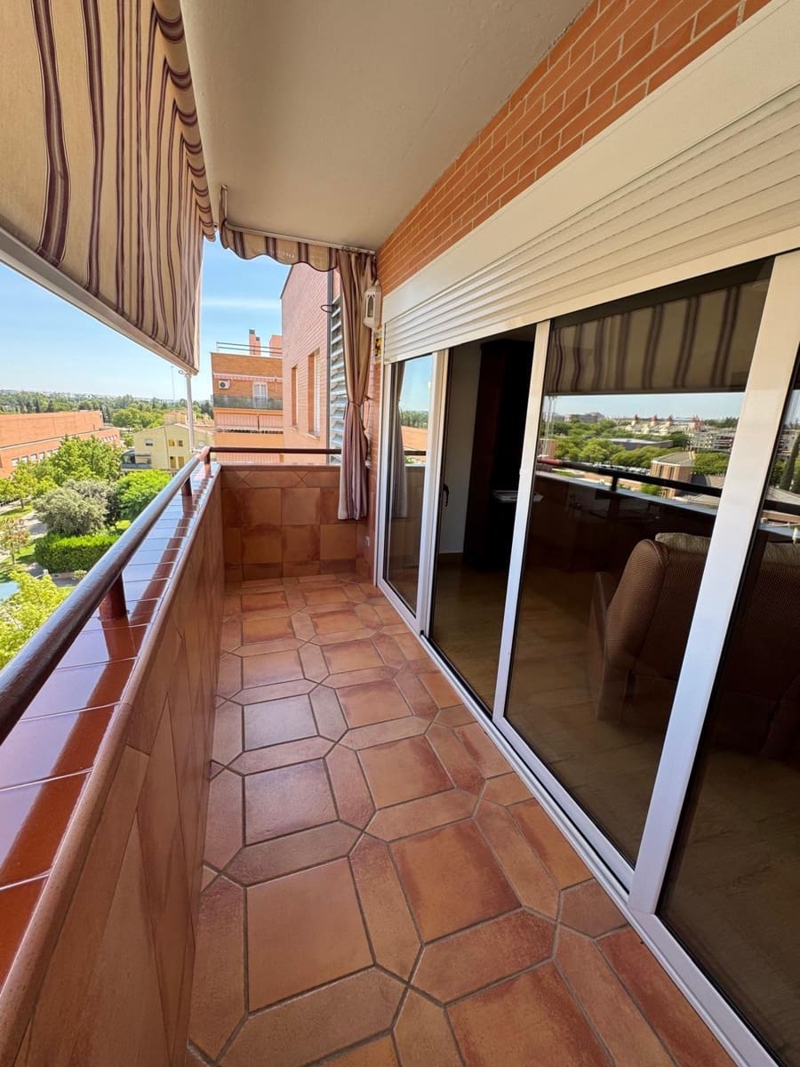 3 soveværelse Penthouse til leje i Sevilla by med swimmingpool garage - € 1.700 (Ref: 9427289)