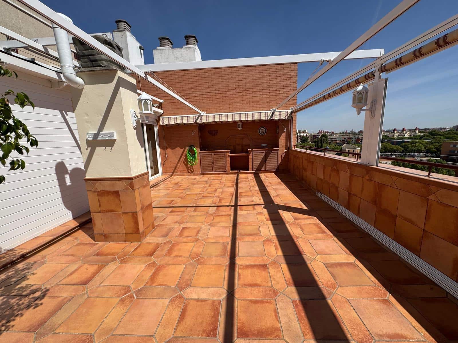 3 soveværelse Penthouse til leje i Sevilla by med swimmingpool garage - € 1.700 (Ref: 9427289)