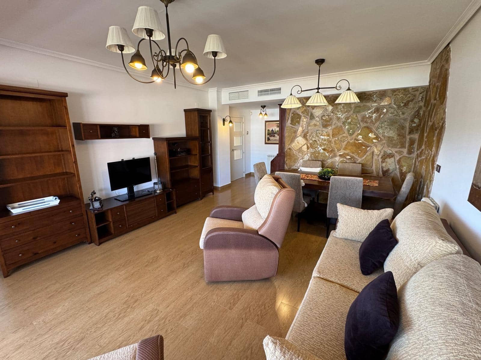 3 soveværelse Penthouse til leje i Sevilla by med swimmingpool garage - € 1.700 (Ref: 9427289)