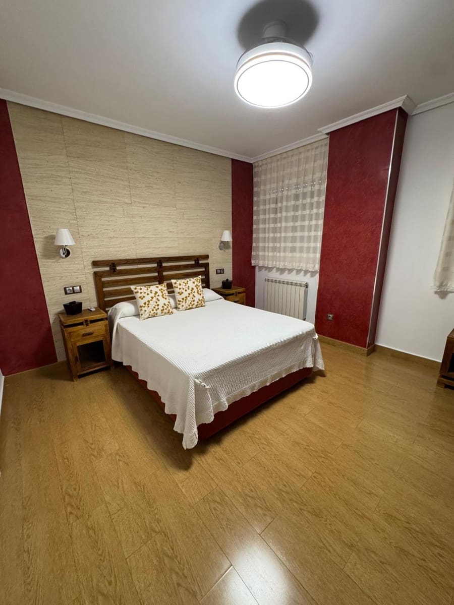 3 soveværelse Penthouse til leje i Sevilla by med swimmingpool garage - € 1.700 (Ref: 9427289)