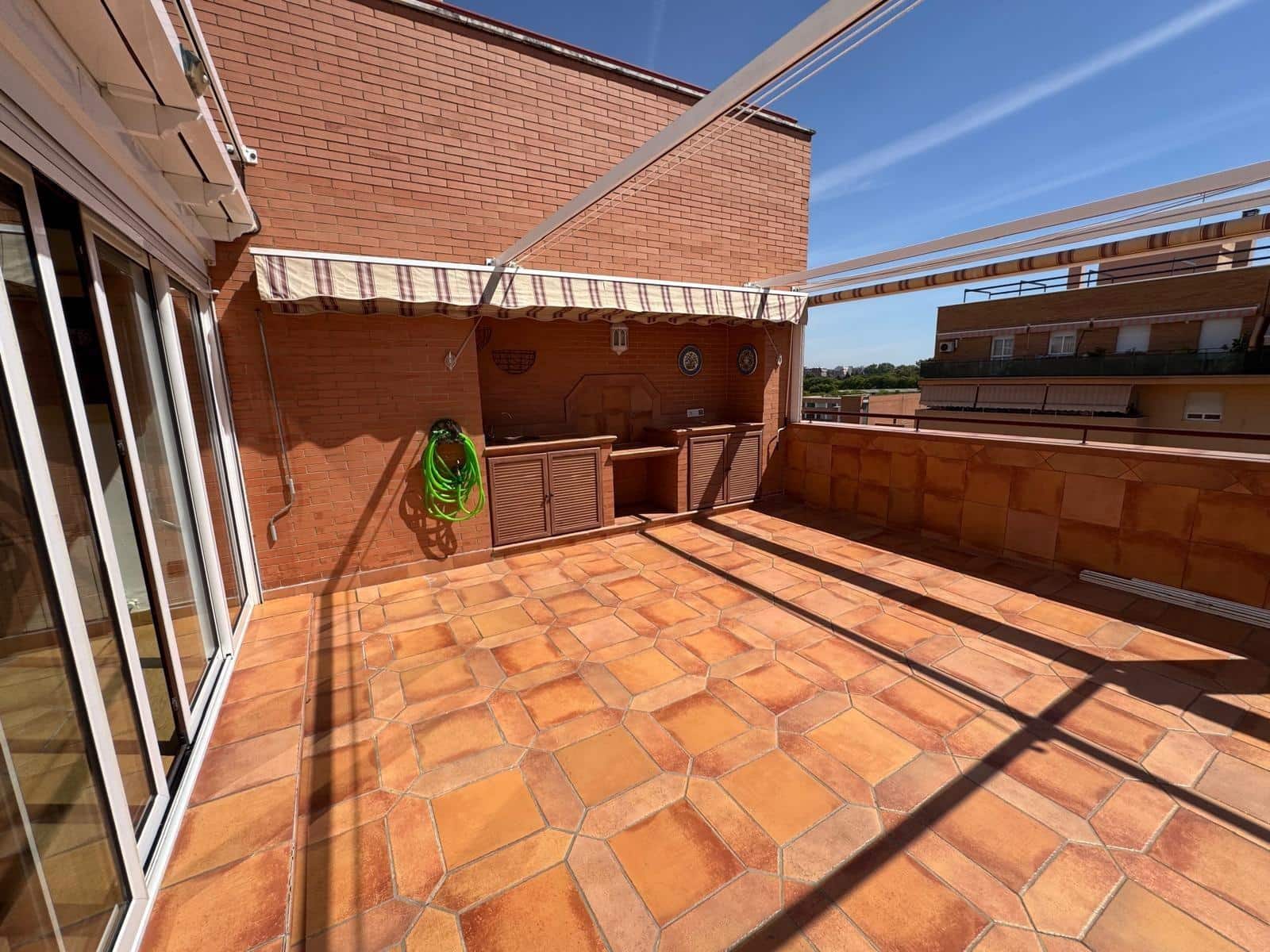 3 soveværelse Penthouse til leje i Sevilla by med swimmingpool garage - € 1.700 (Ref: 9427289)