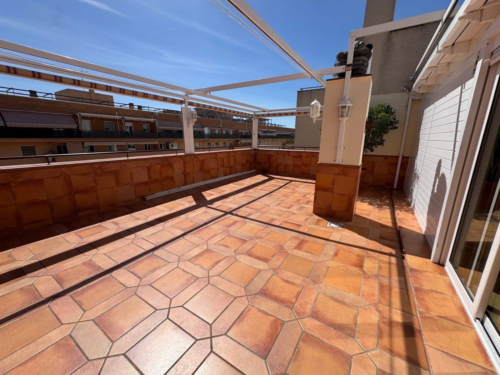 3 soveværelse Penthouse til leje i Sevilla by med swimmingpool garage - € 1.700 (Ref: 9427289)