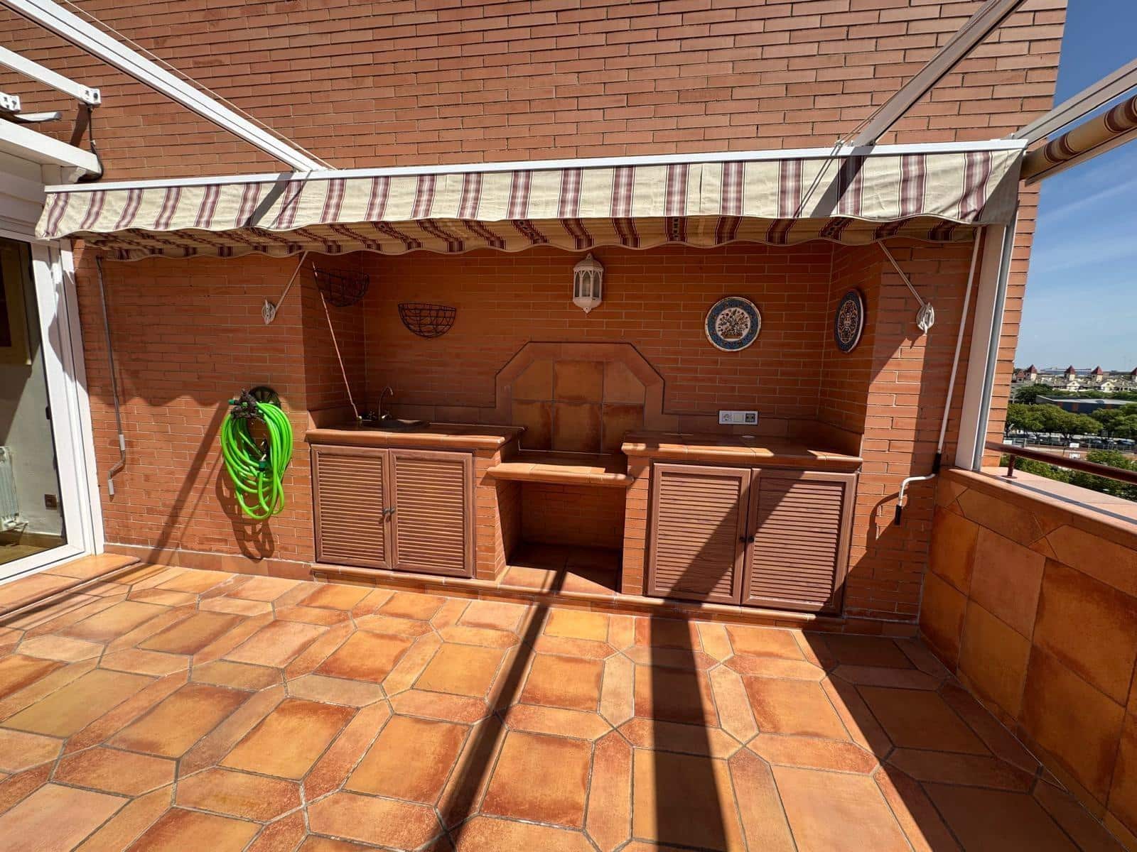 3 soveværelse Penthouse til leje i Sevilla by med swimmingpool garage - € 1.700 (Ref: 9427289)