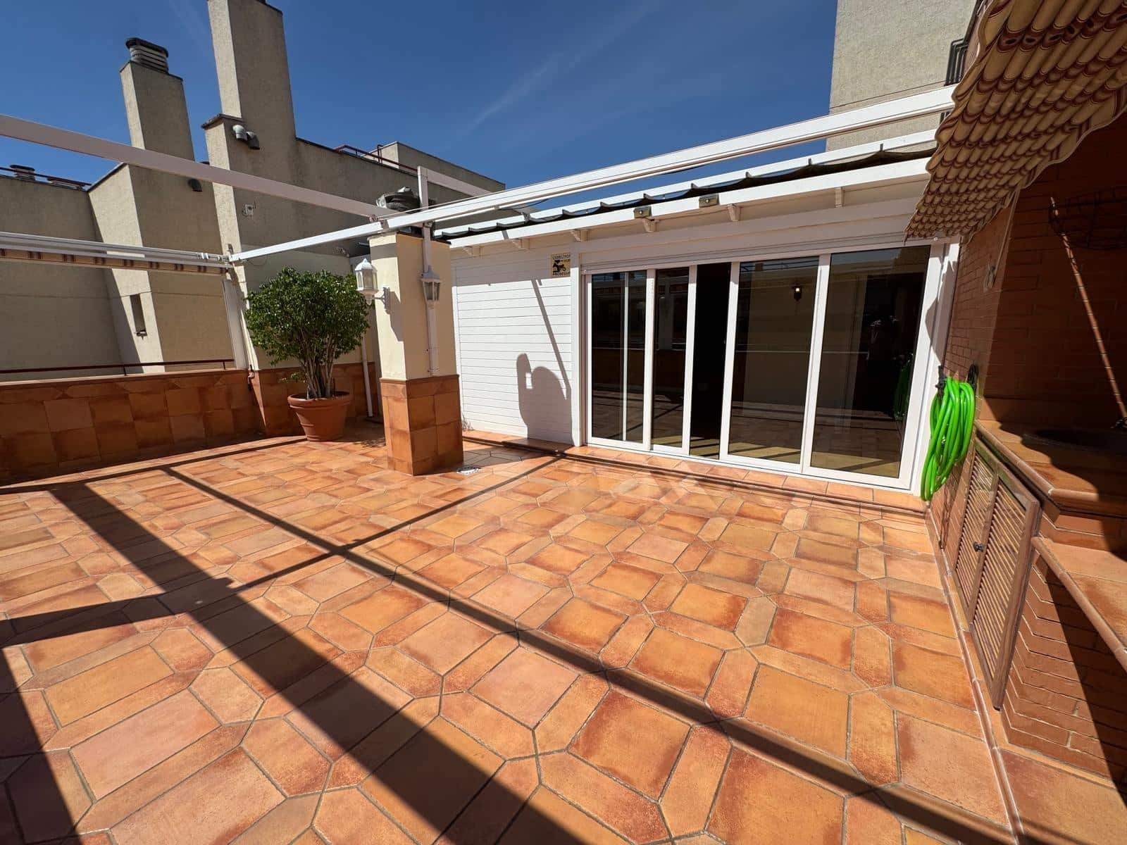 3 soveværelse Penthouse til leje i Sevilla by med swimmingpool garage - € 1.700 (Ref: 9427289)