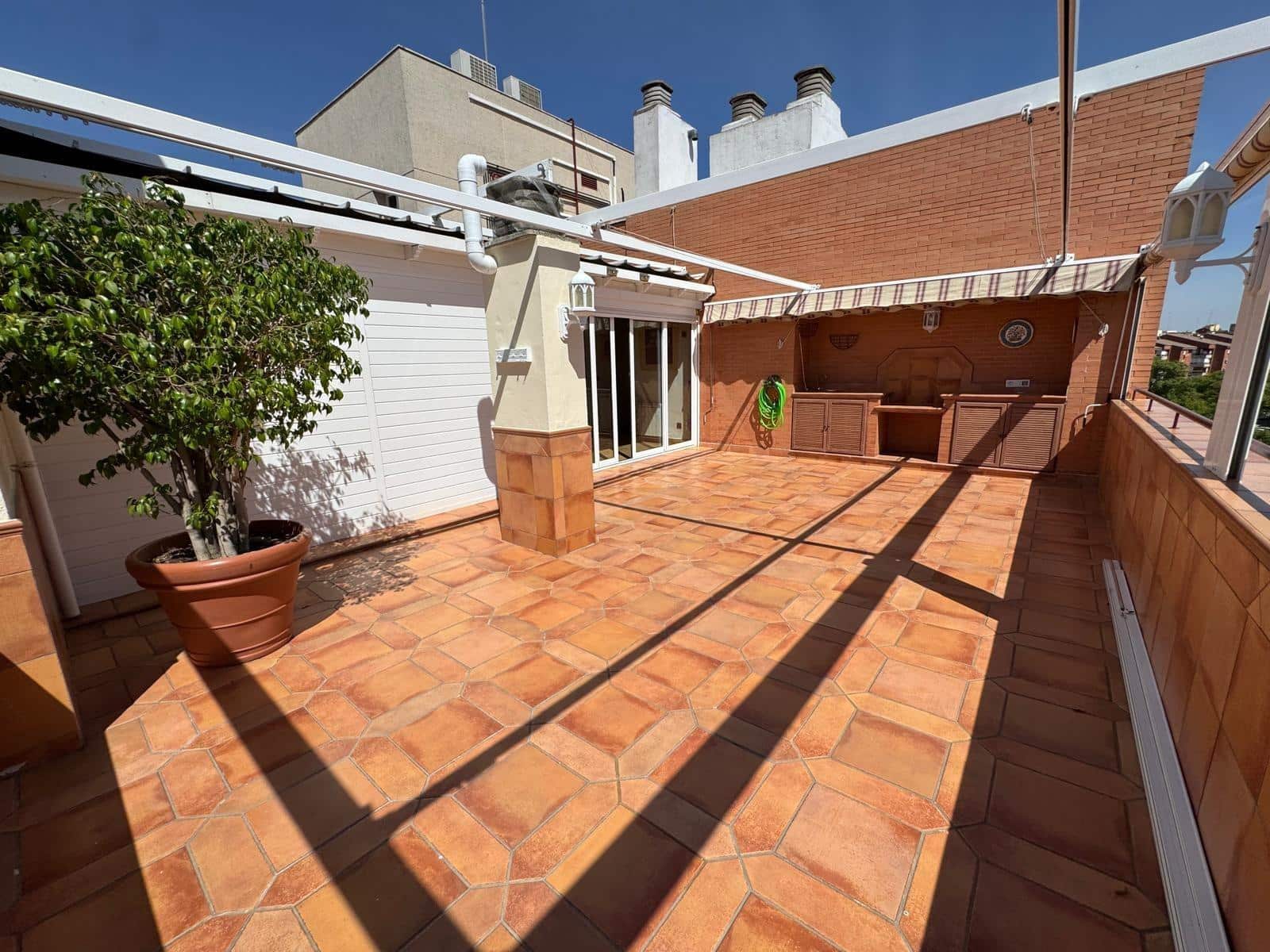 3 soveværelse Penthouse til leje i Sevilla by med swimmingpool garage - € 1.700 (Ref: 9427289)