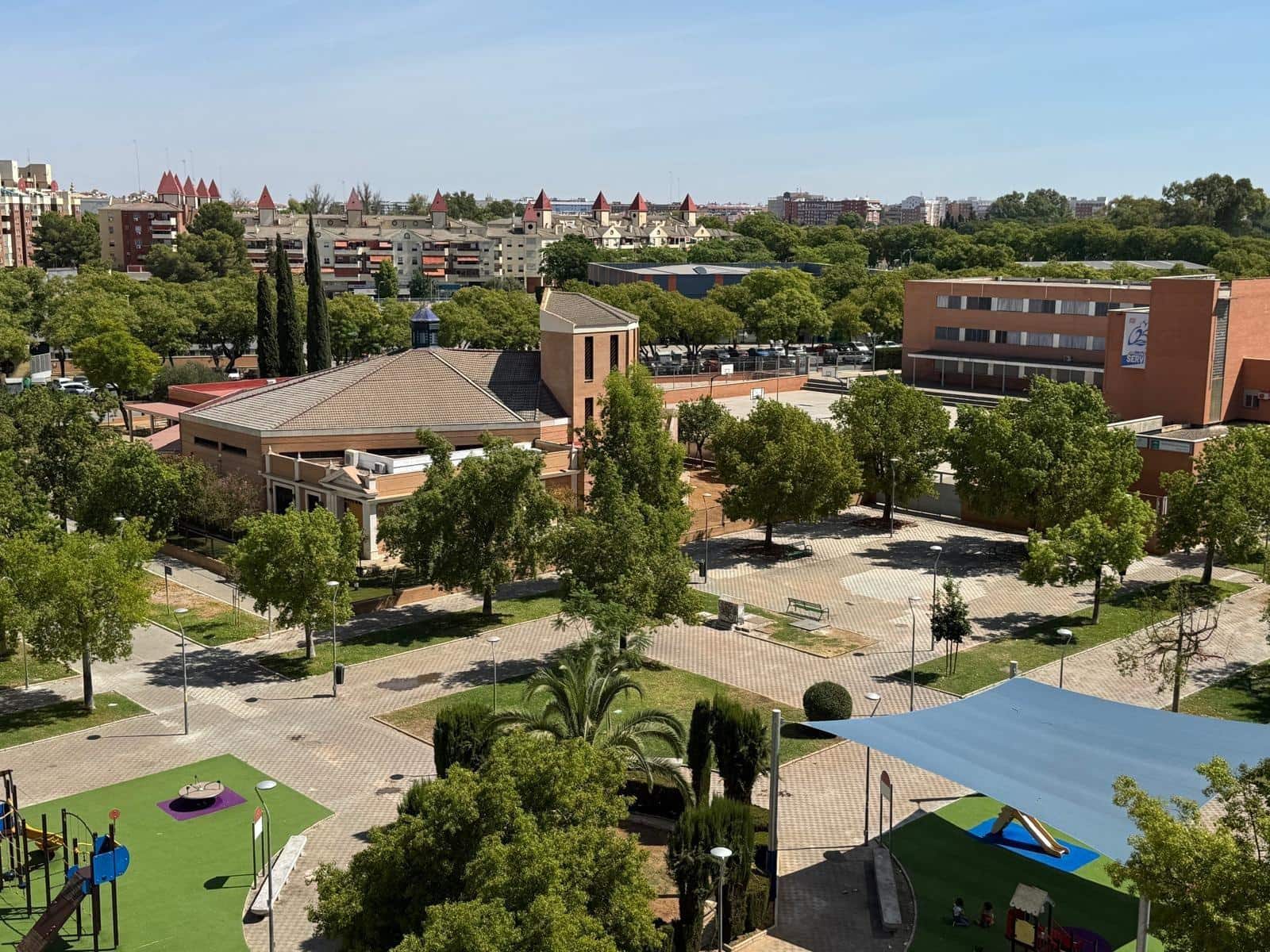 3 soveværelse Penthouse til leje i Sevilla by med swimmingpool garage - € 1.700 (Ref: 9427289)