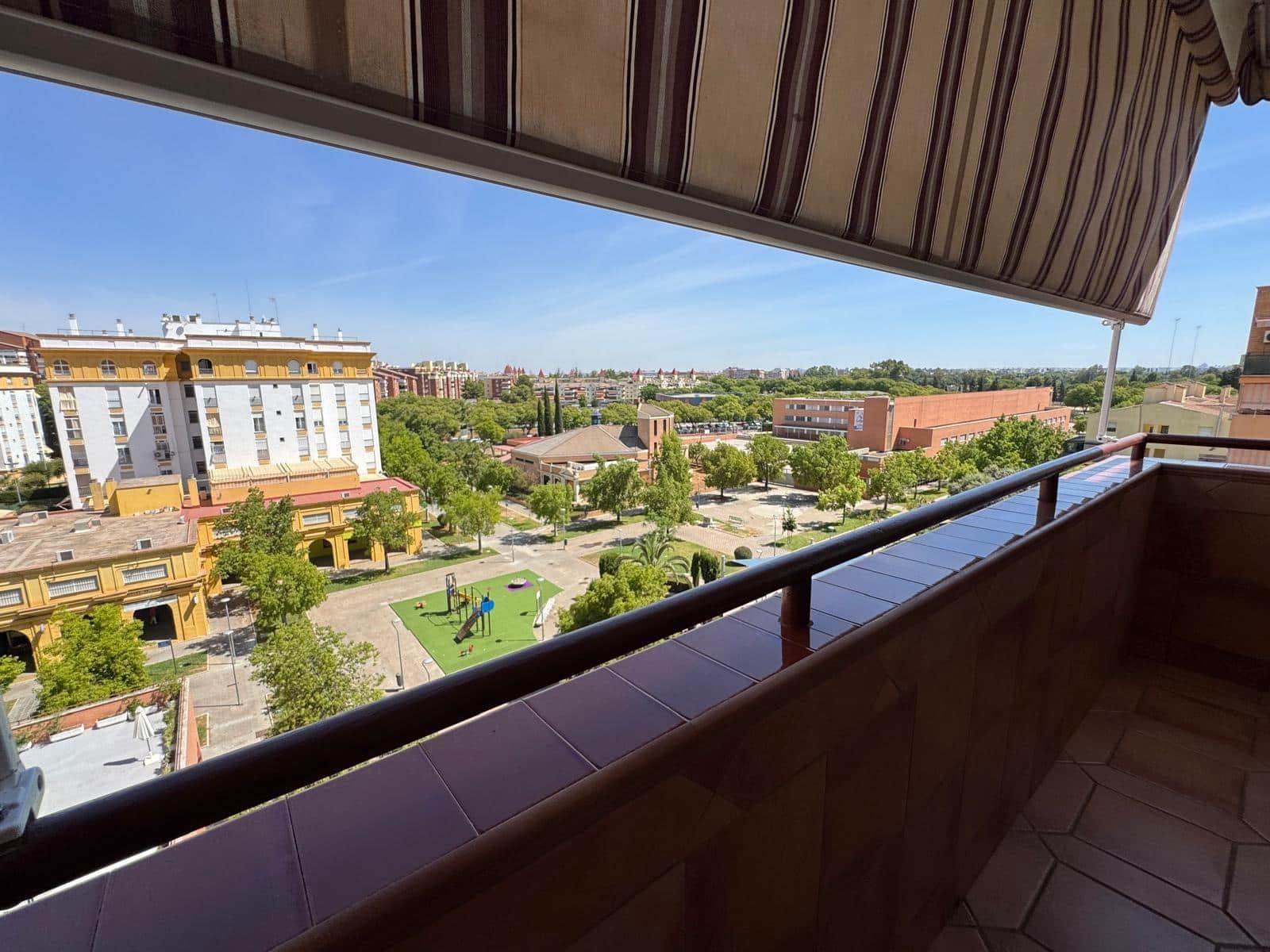 3 soveværelse Penthouse til leje i Sevilla by med swimmingpool garage - € 1.700 (Ref: 9427289)