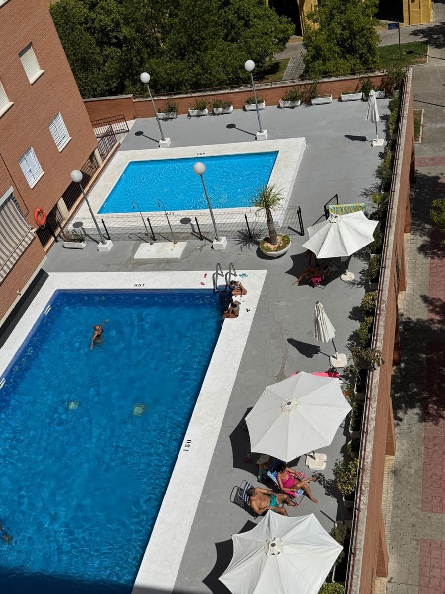 3 soveværelse Penthouse til leje i Sevilla by med swimmingpool garage - € 1.700 (Ref: 9427289)