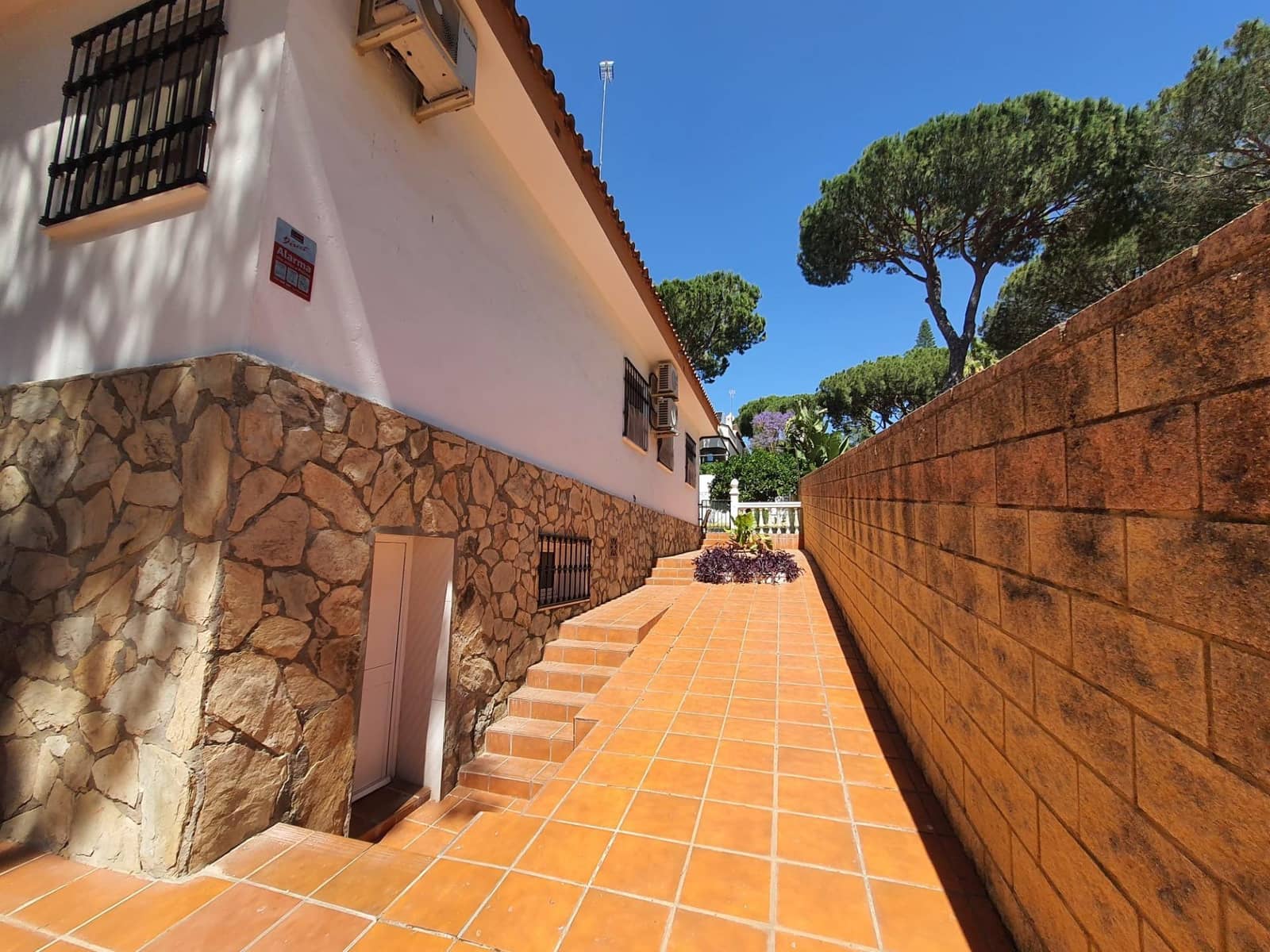 4 bedroom Villa for sale in Alcala de Guadaira with pool garage - € 339,000 (Ref: 9456341)