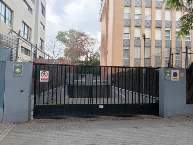 Garage till salu i Sevilla stad - 21 700 € (Ref: 9456342)